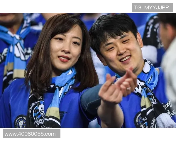 球迷在比赛日现场求婚，现场掌声不断